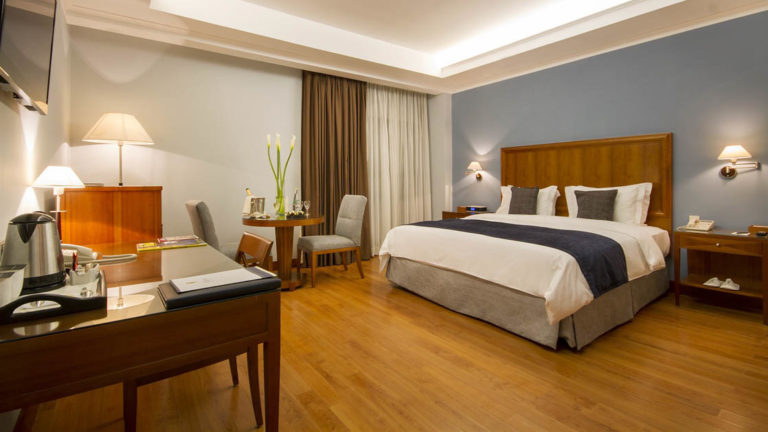 The premium floor room at the Hotel Oro Verde in Guayaquil, Ecuador, has a king-size bed, elegant furniture, coffee maker, desk, and reading lights