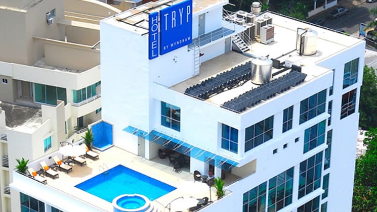The rooftop terrace with a pool and lounge chairs at the Hotel Tryp by Wyndham Panama Centro