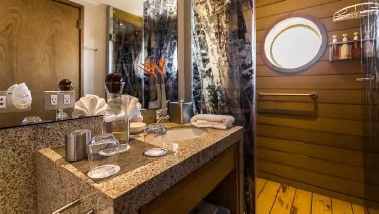 Corner Suite Bathroom aboard Delfin III