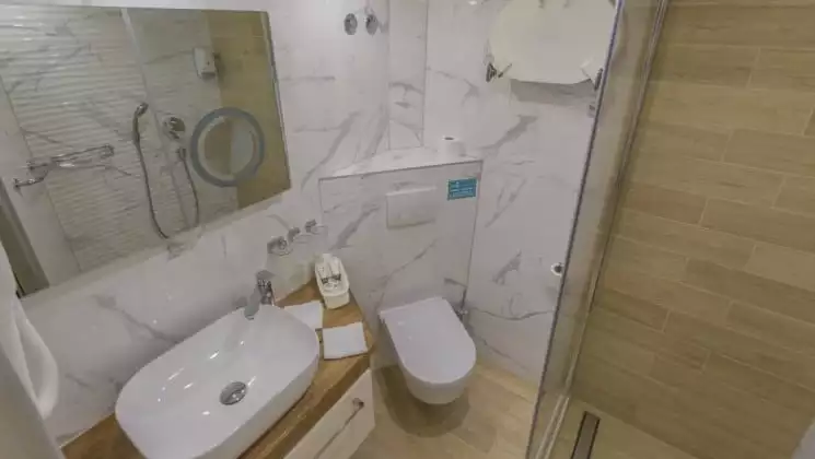 Lower Deck cabin bathroom aboard Riva