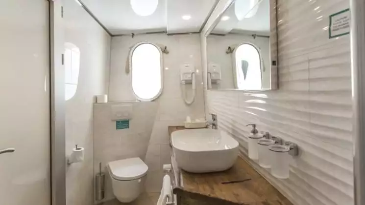 Main Deck cabin bathroom aboard Riva