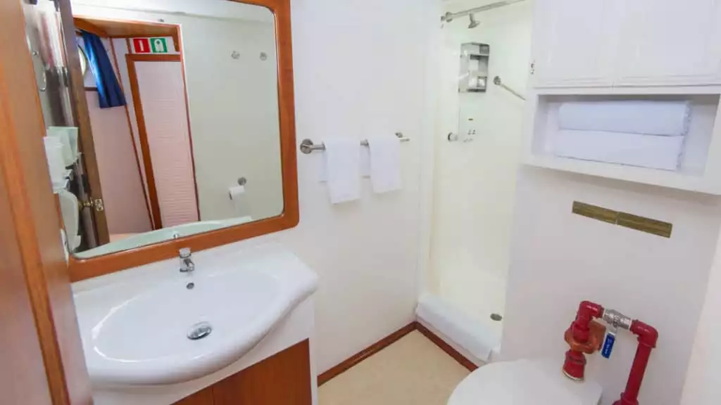 Cabin 1 bathroom aboard Beluga
