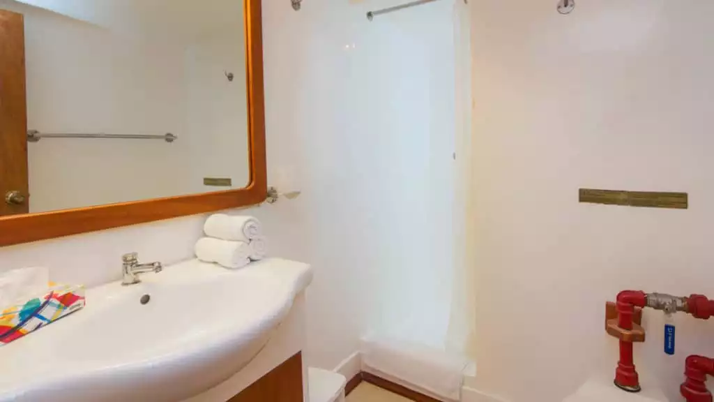 Cabin 4 bathroom aboard Beluga