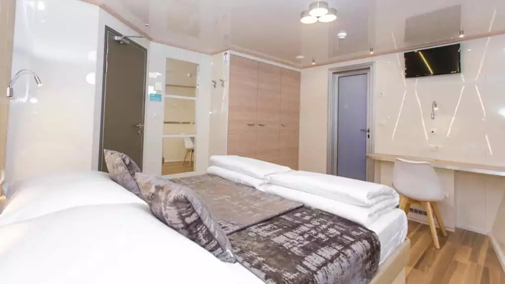 Cabin with double bed aboard Maritimo