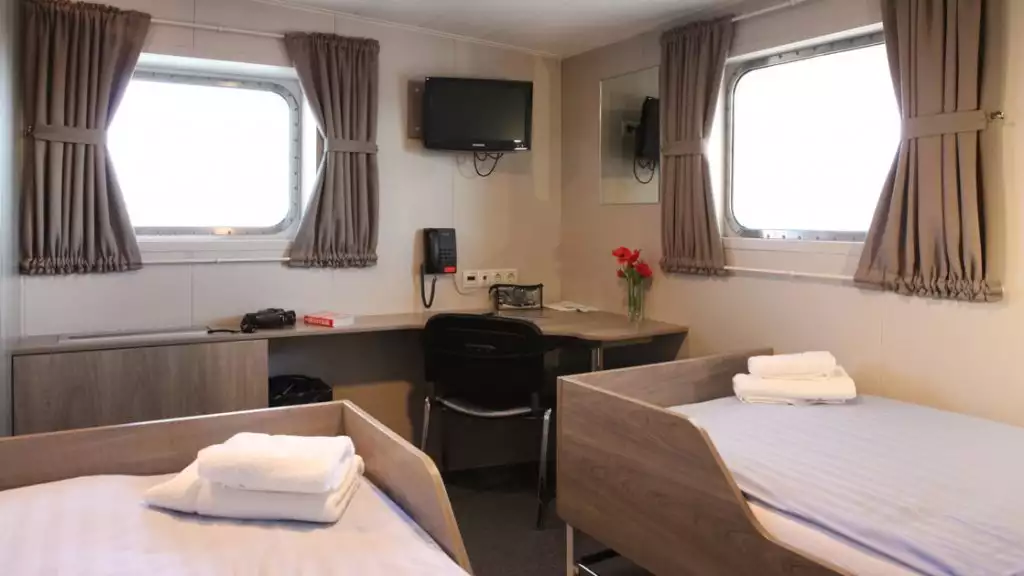 Twin Deluxe cabin aboard Plancius. Photo by: Monica Salmang