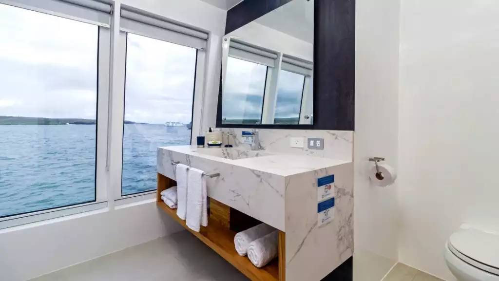 Suite bathroom aboard Cormorant II