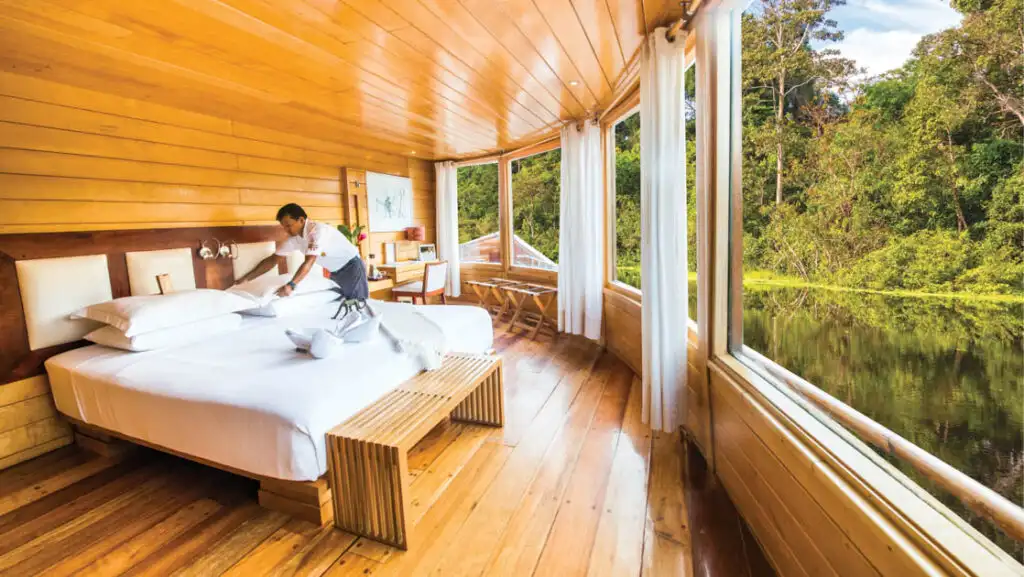 Amazon Suite with king bed aboard Delfin II. Photo by: David Vargas