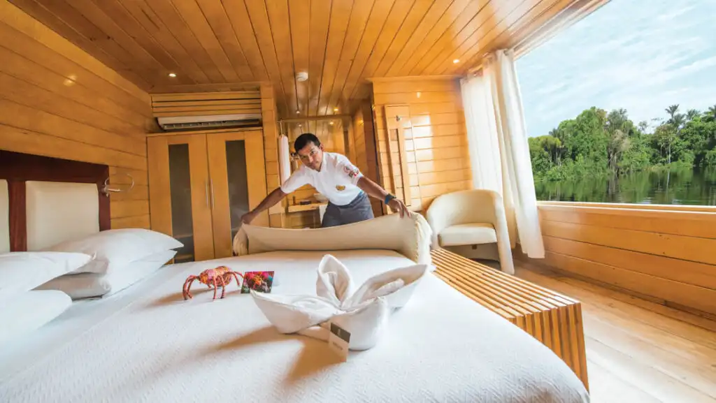 Guest Suite with king bed aboard Delfin II. Photo by: David Vargas