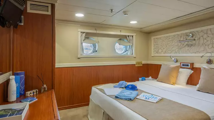 Category B cabin with double bed aboard Galileo