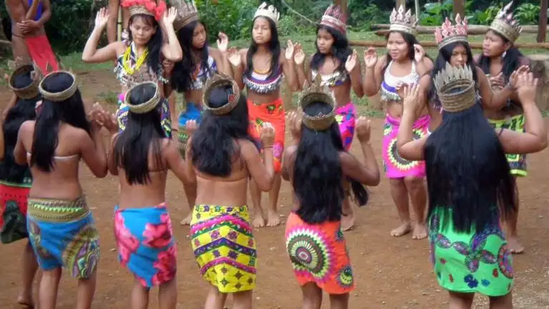 women dancing in colorful native garments on the panama discovery land tour