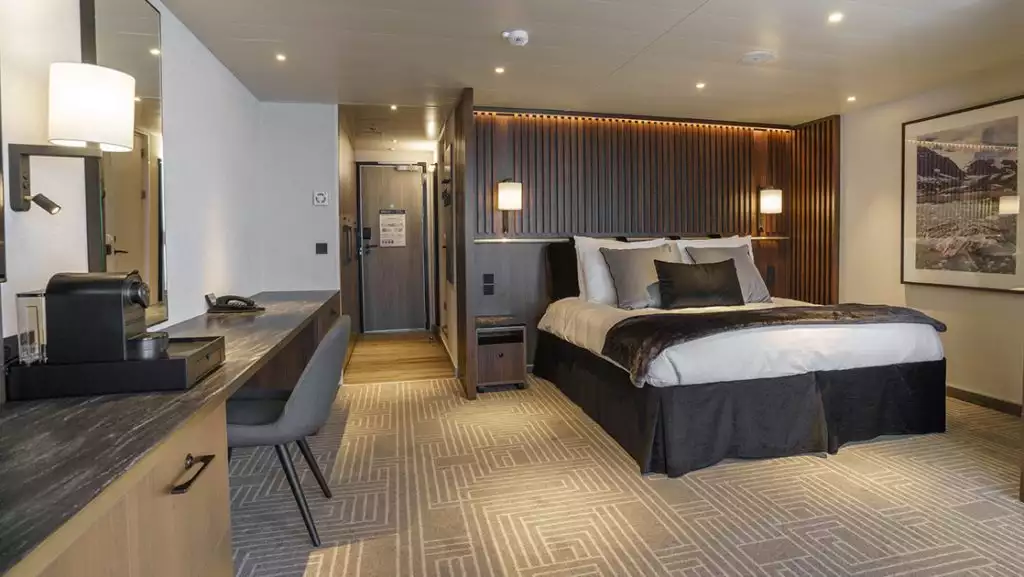 Penthouse Suite with double bed aboard Ultramarine