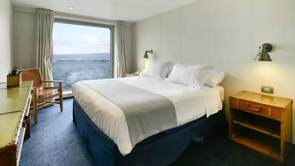 Category AAA cabin with double bed aboard Ventus Australis