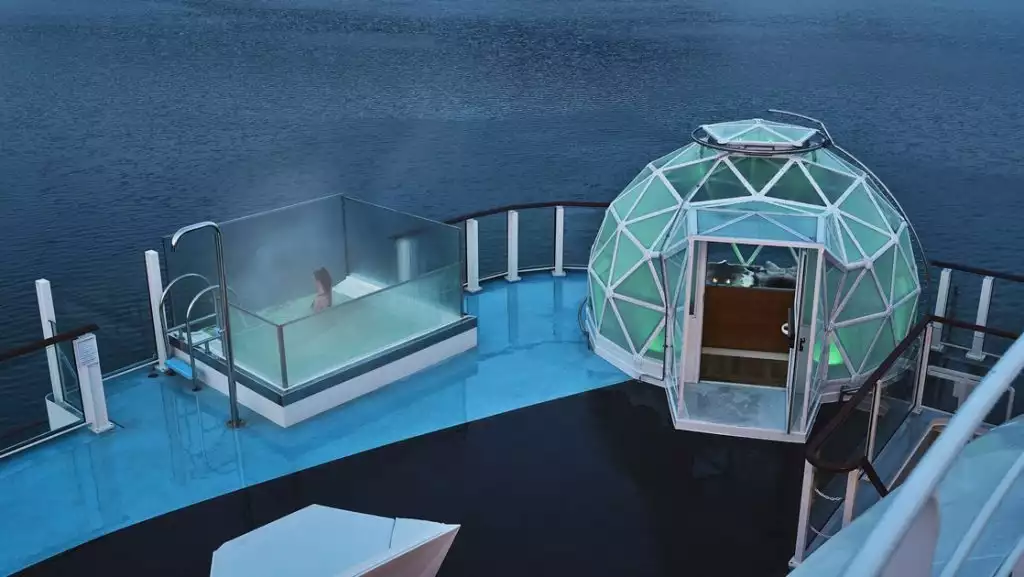 2 igloos on the Observation Deck may be booked for an overnight stay of polar stargazing.