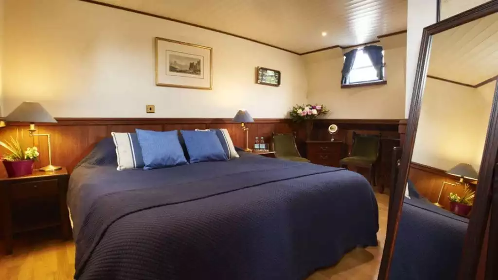Suite with double bed aboard Magna Carta