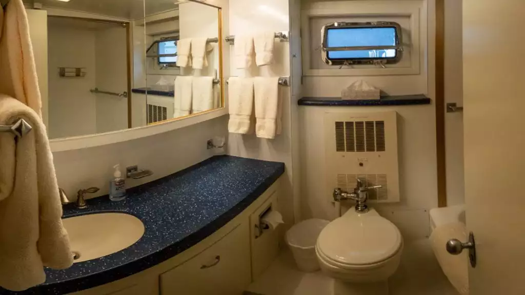Kittiwake Cabin Bathroom aboard the Sea Star
