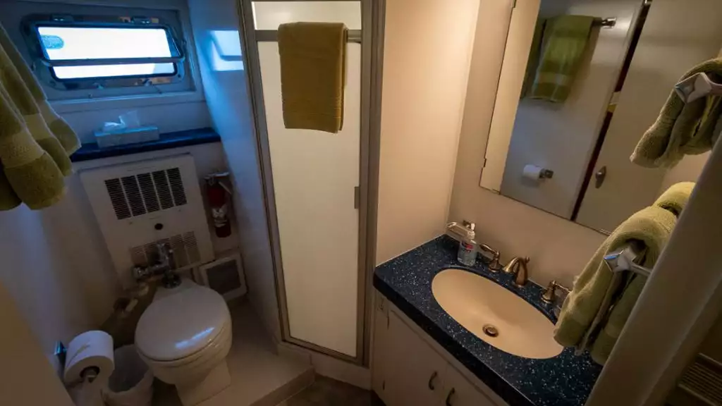 Puffin Cabin Bathroom aboard the Sea Star