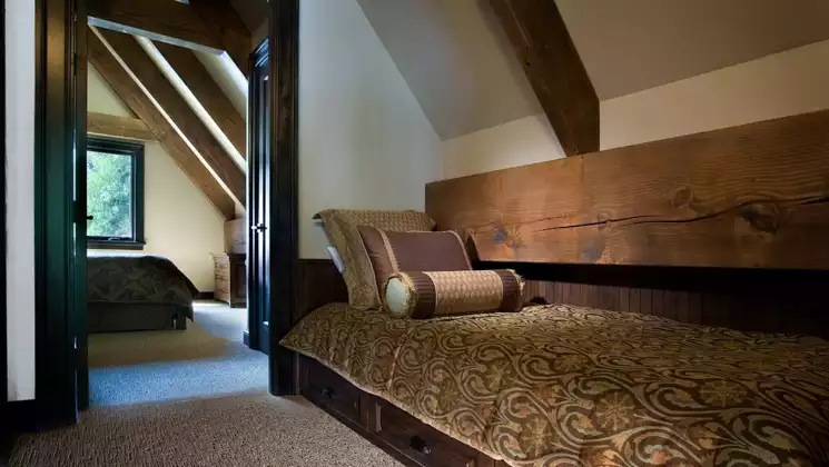 Moose & Bear Upstairs Suite Daybed at the Homes at Kenai Riverside Lodge 