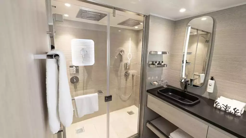 Alizes Privilege Suite bathroom aboard Le Ponant. Photo by: Ponant