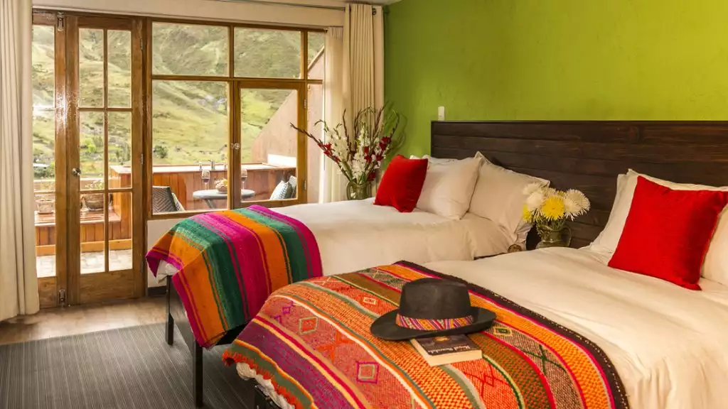 Guest room with twin beda at Huacahuasi Lodge