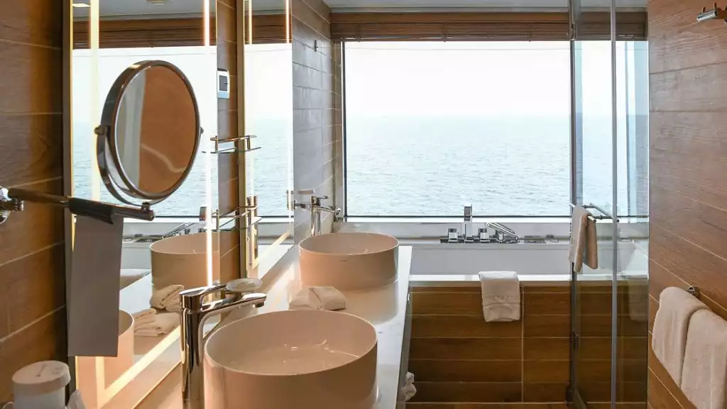 Owner's Suite & Grand Deluxe Suite bathroom aboard Le Laperouse. Photo by: Ponant