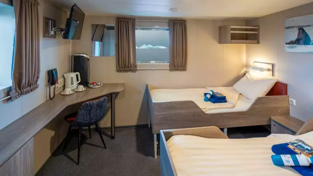 Twin Deluxe cabin aboard Plancius. Photo by: Olaf Kramer