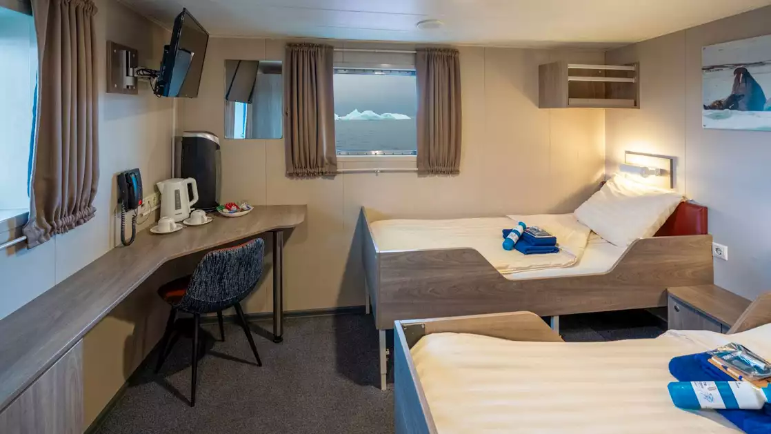 Twin Deluxe cabin aboard Plancius. Photo by: Monica Salmang