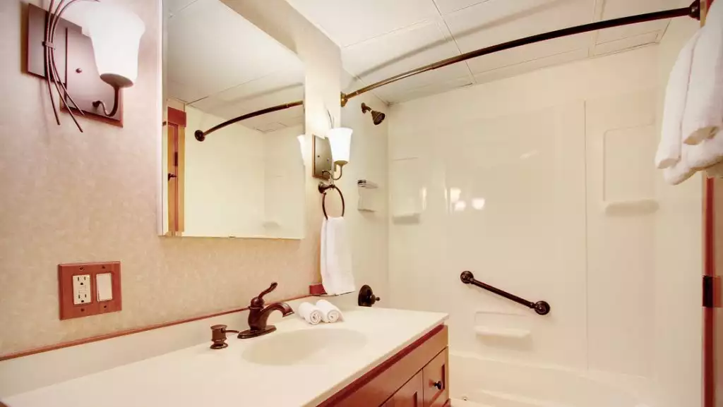Commodore Suite bathroom aboard Safari Explorer