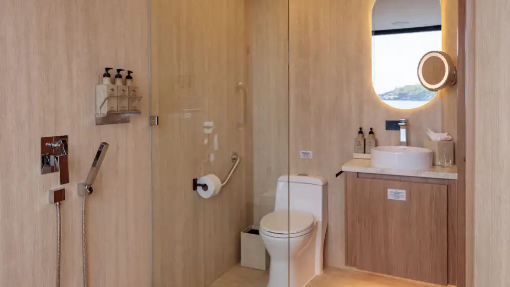 Single Suite bathroom aboard Hermes (Jacuzzi not pictured)