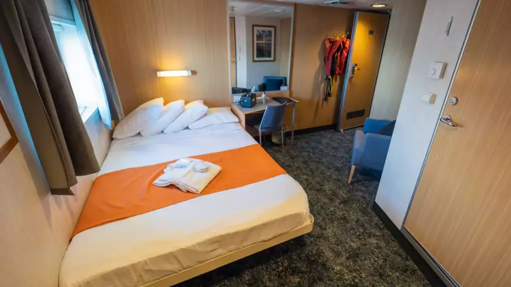 Double Cabin (double bed only) aboard Quest. Photo by: Eirik Grønningsæter